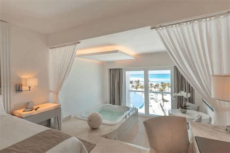 The 10 Best Hotels With Jacuzzis in Rooms.
